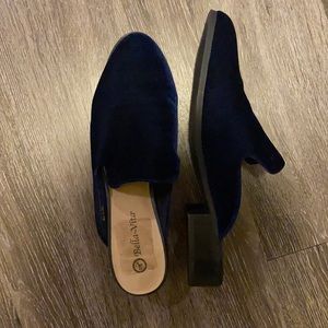 Women’s size 12 Navy velvet Bella Vita mules